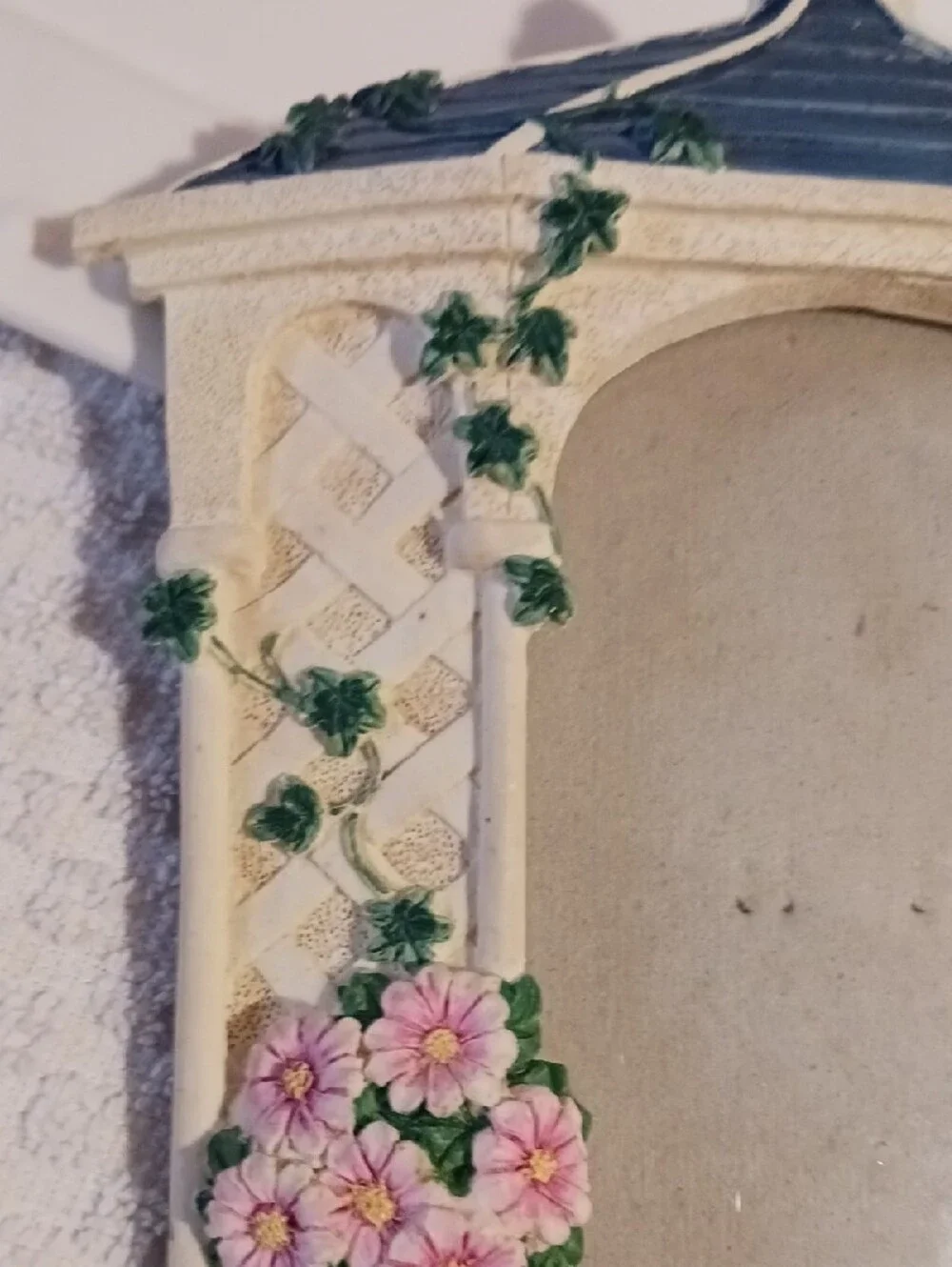 Decorative Garden Gazebo Photo Frame - Cream Lattice Design Blue Pink  Flowers